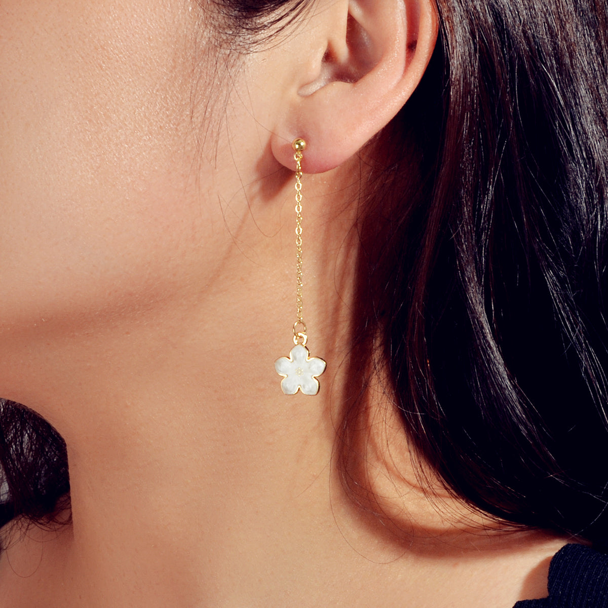 Charming White Black Enamel Long Chain Flower Pendant Dangle Pierced Earrings
