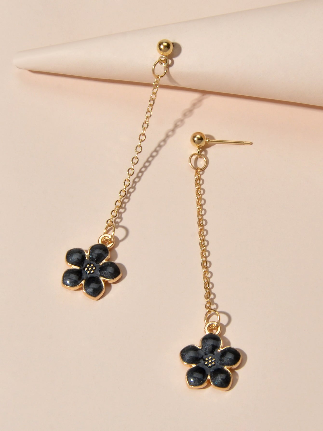 Charming White Black Enamel Long Chain Flower Pendant Dangle Pierced Earrings