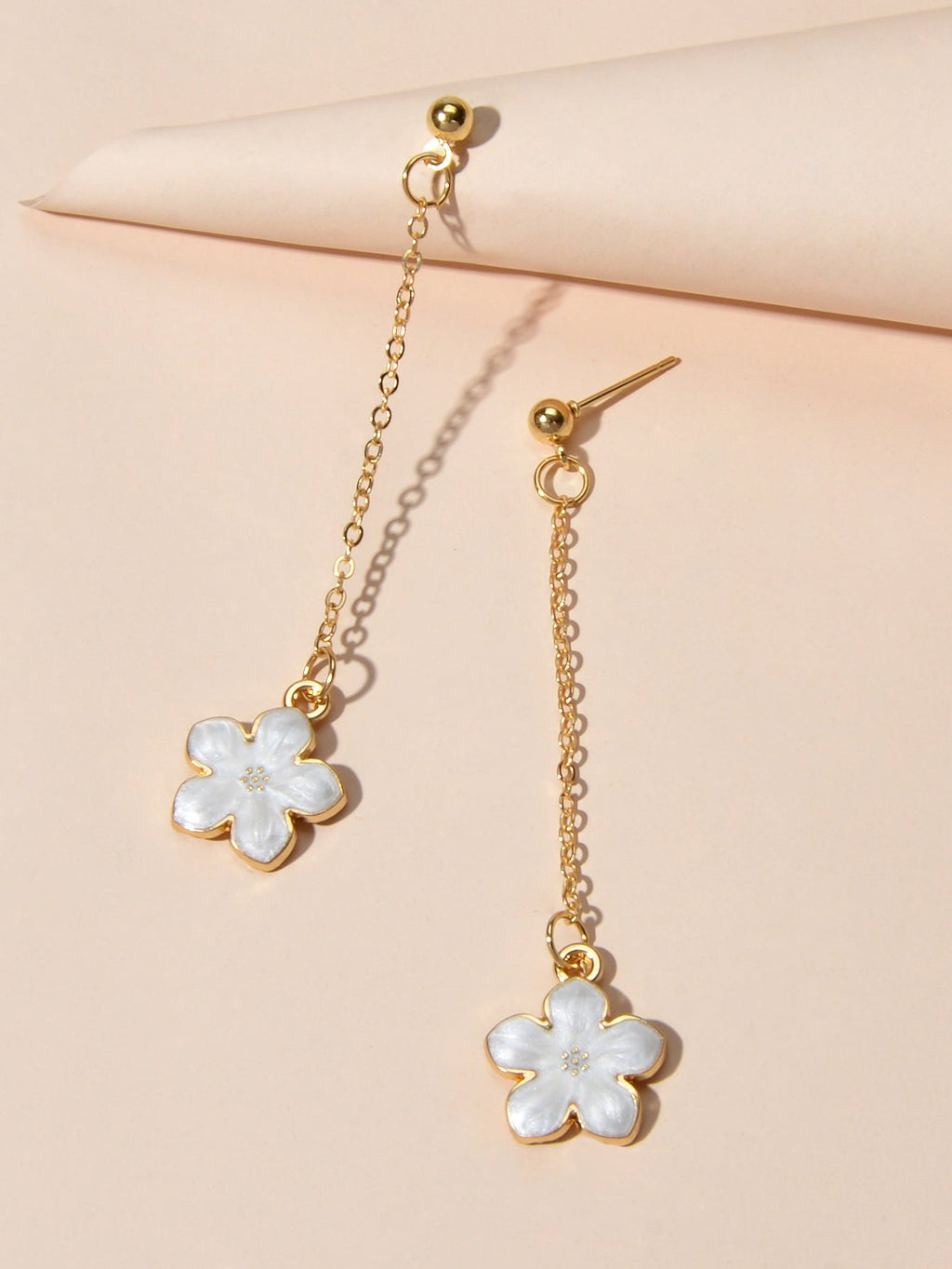 Charming White Black Enamel Long Chain Flower Pendant Dangle Pierced Earrings