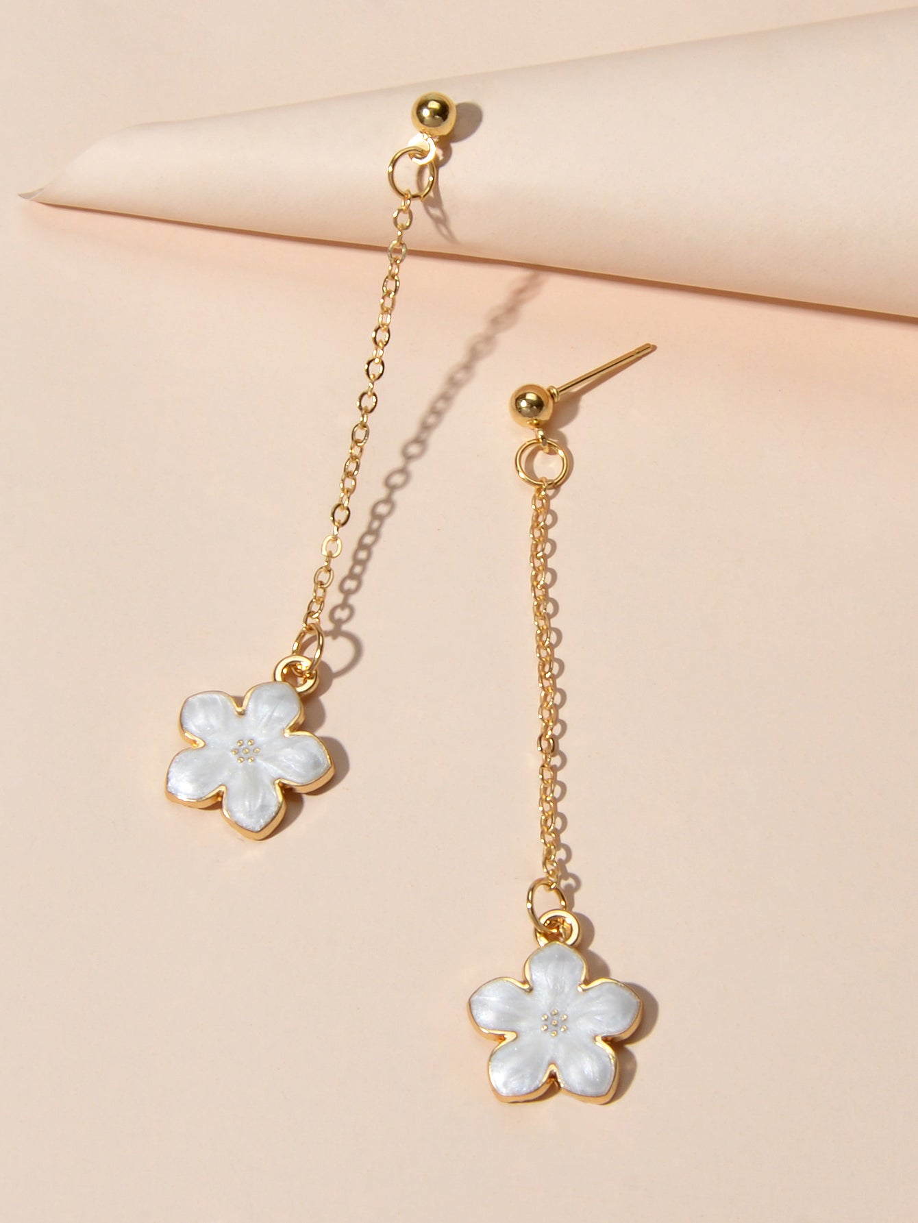 Charming White Black Enamel Long Chain Flower Pendant Dangle Pierced Earrings